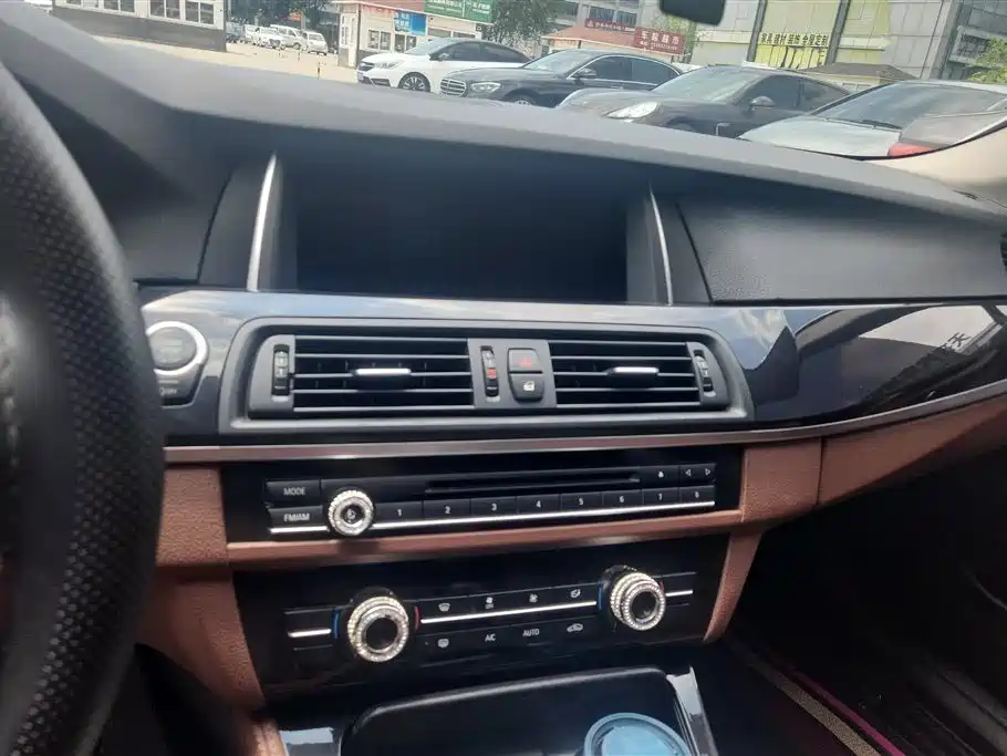 BMW 5 Series 2015 — фото 13