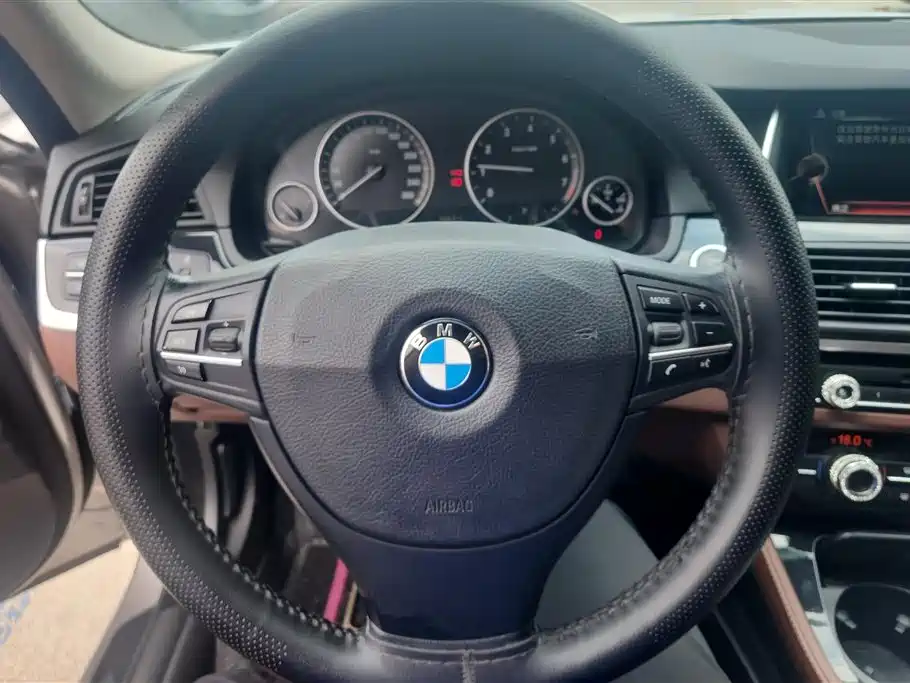 BMW 5 Series 2015 — фото 15