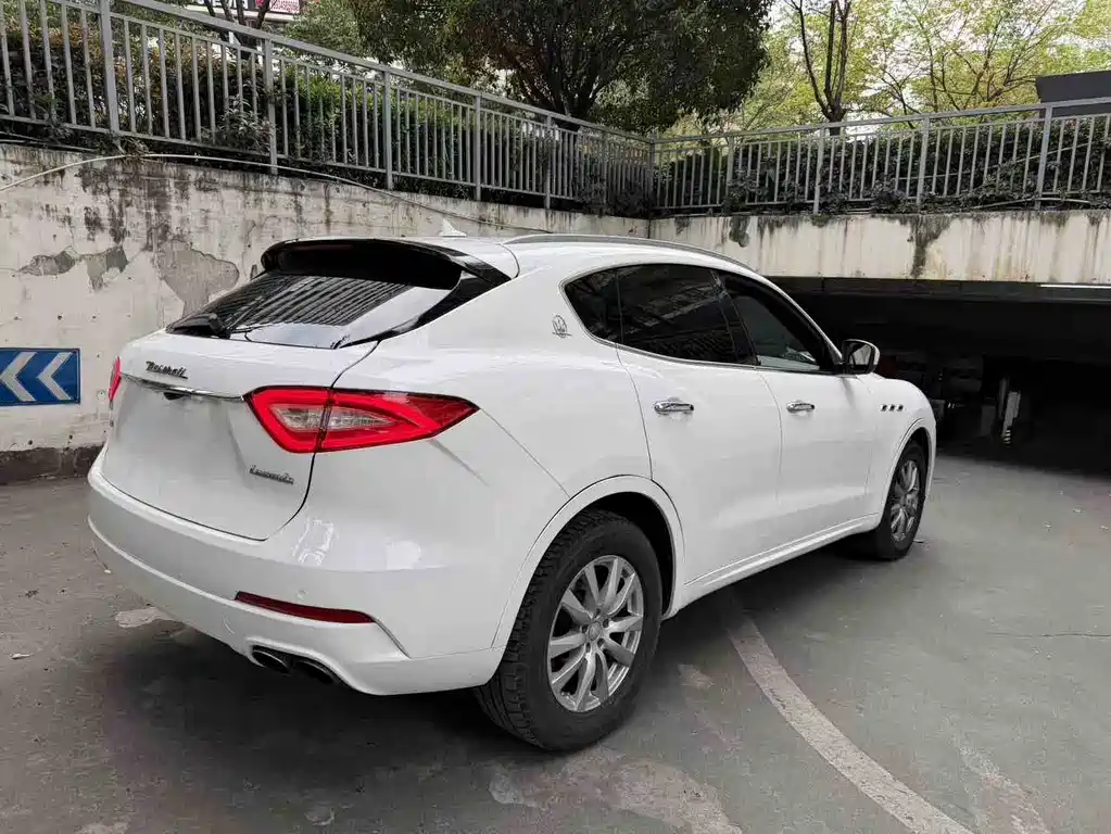 Maserati Levante 2017 — фото 13