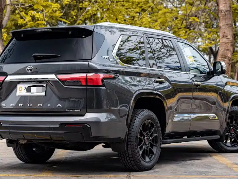 Toyota Sequoia — фото 7
