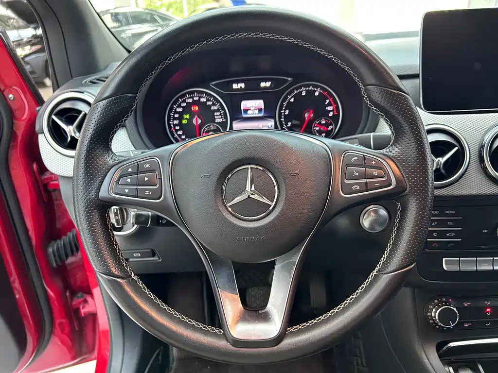 Mercedes-Benz B-Class 2018 — фото 16