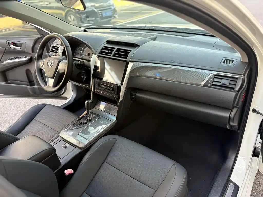 Toyota Camry 2016 — фото 12