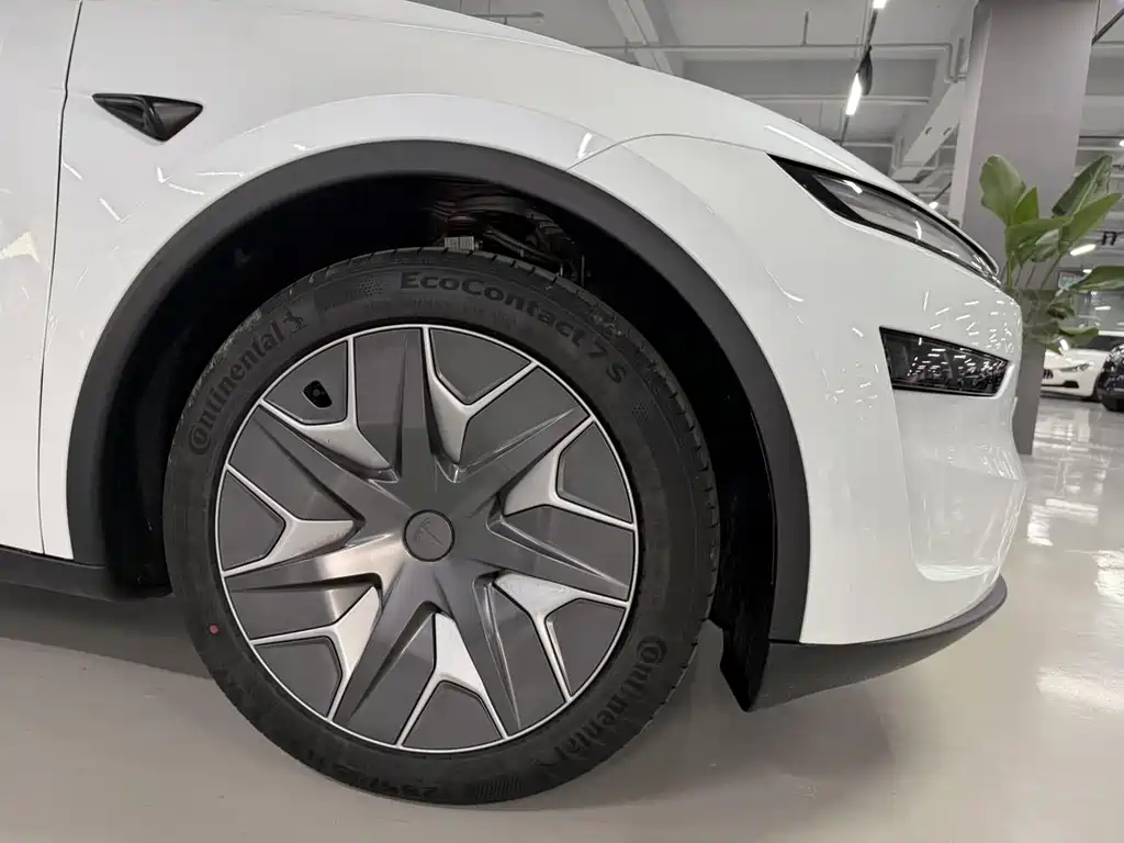 Tesla Model Y L 2026 — фото 13