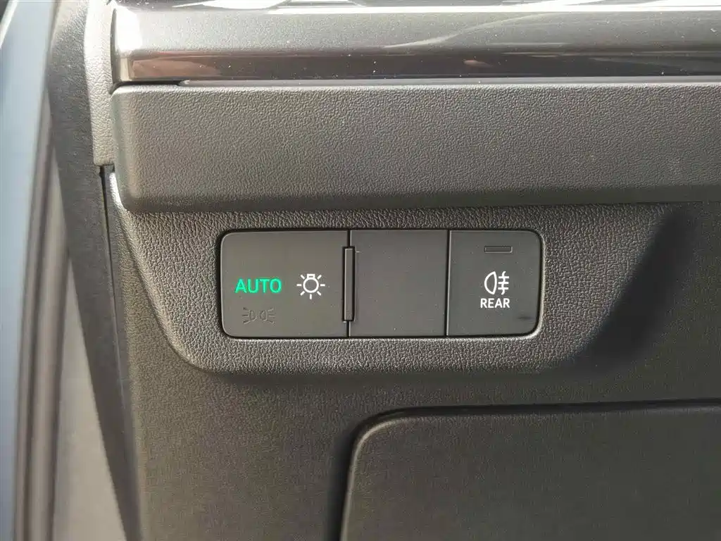 Audi Q4 e-tron 2023 — фото 13