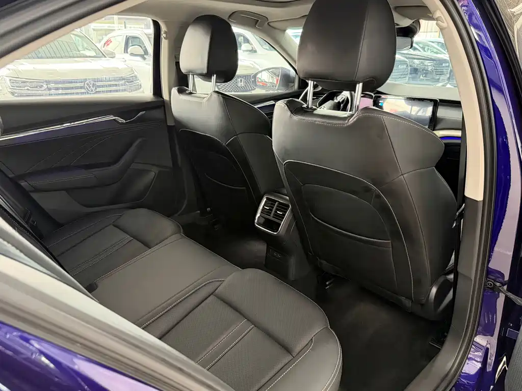 Skoda Octavia 2023 — фото 16