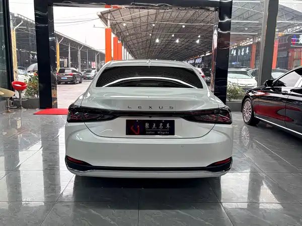 Lexus ES 2025