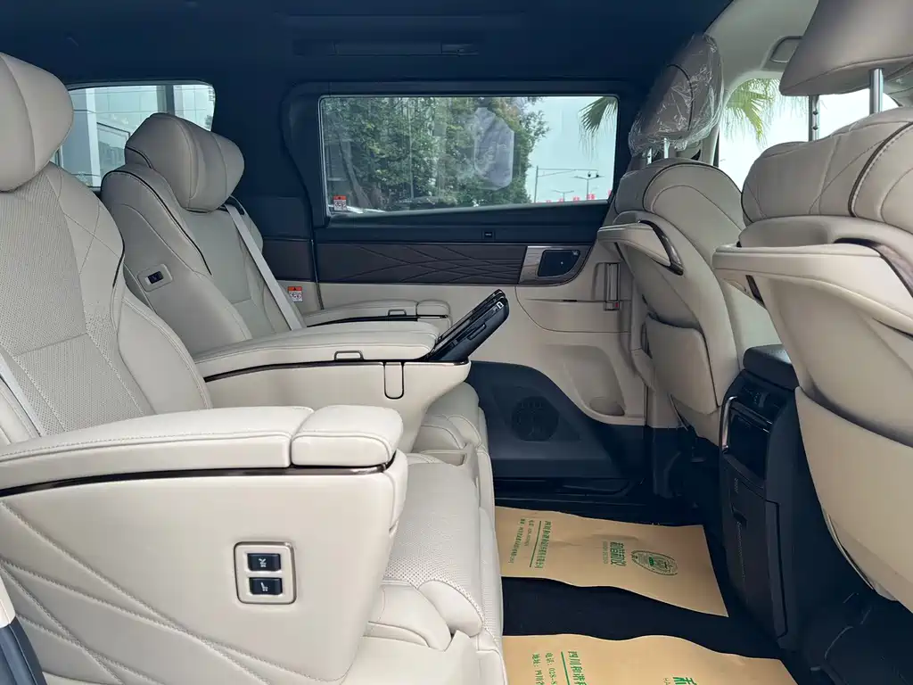 Toyota Alphard — фото 12