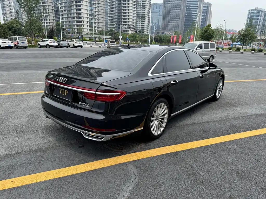 Audi A8 2018 — фото 18