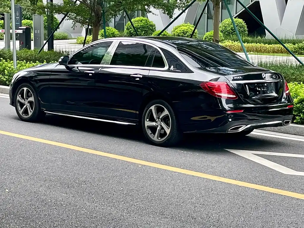 Mercedes-Benz E-Class 2017 — фото 21