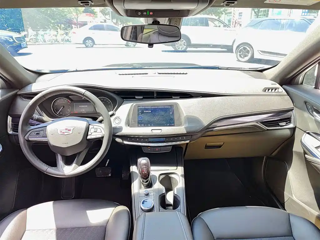 Cadillac XT4 2022 — фото 10
