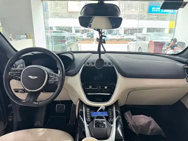 Aston Martin DBX 2025