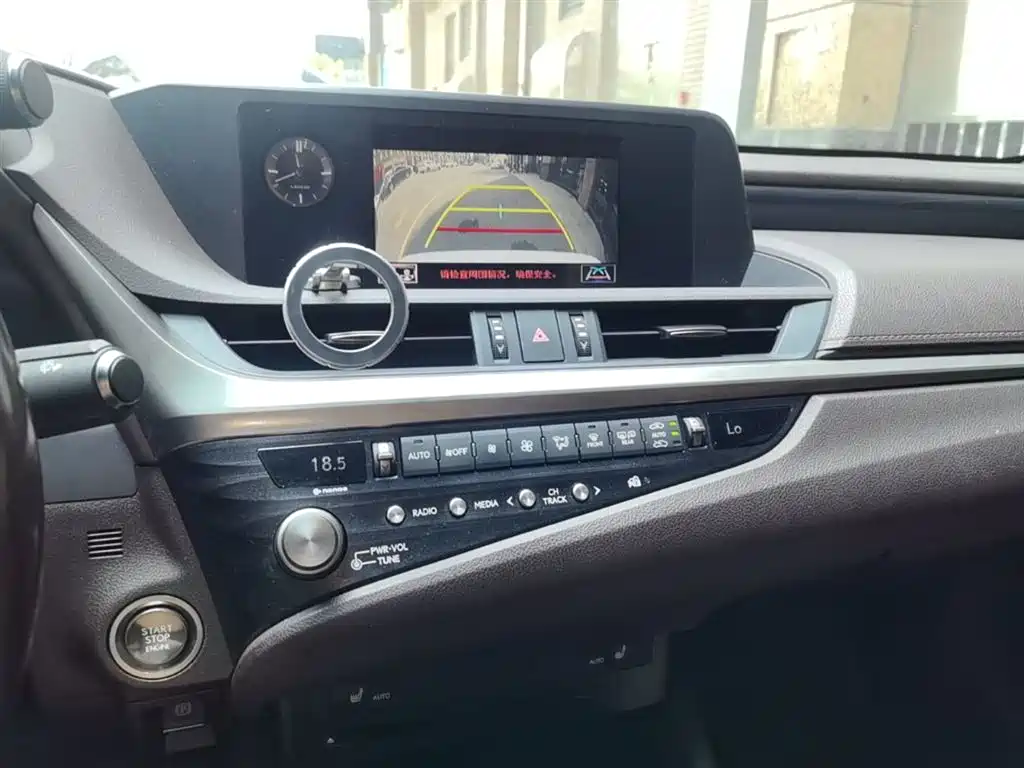 Lexus ES 2020 — фото 13