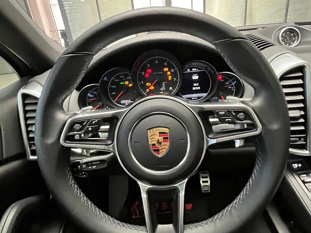 Porsche Cayenne 2017 — фото 15