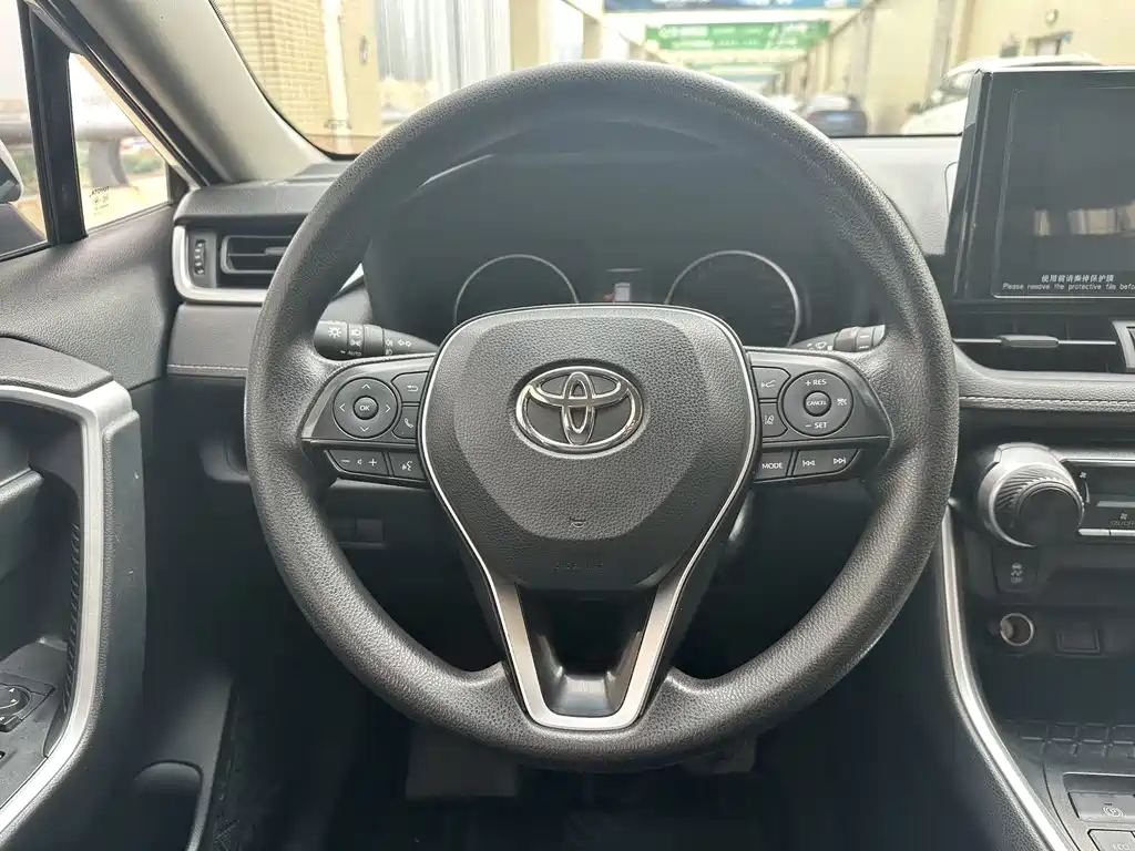 Toyota RAV4 2023 — фото 10