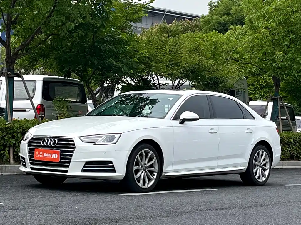 Audi A4L 2018 — фото 1