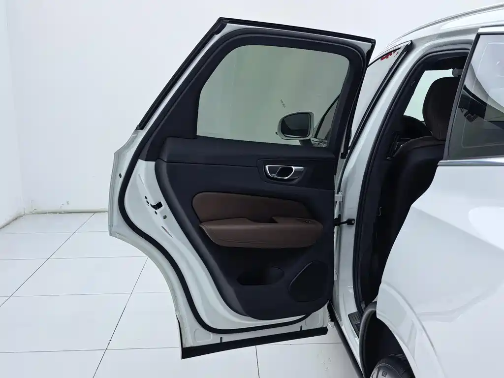 Volvo XC60 2024 — фото 23