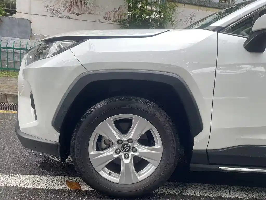 Toyota RAV4 2024 — фото 12