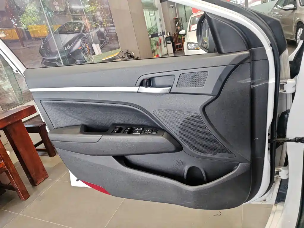 Hyundai Elantra 2018 — фото 18