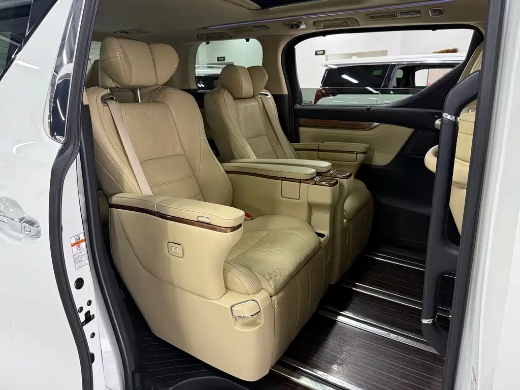 Toyota Alphard 2017 — фото 7