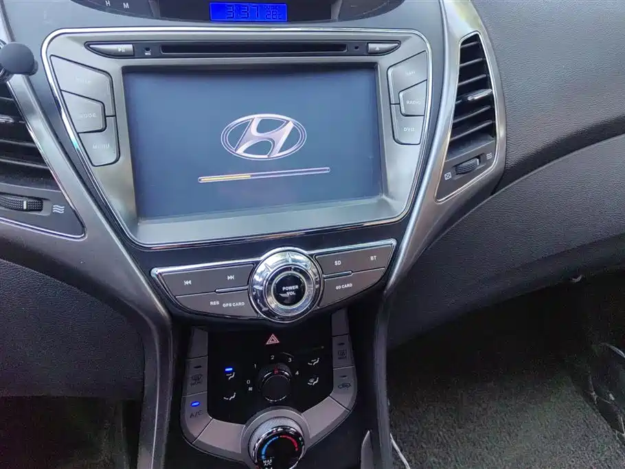 Hyundai Elantra Langdong 2013 — фото 13