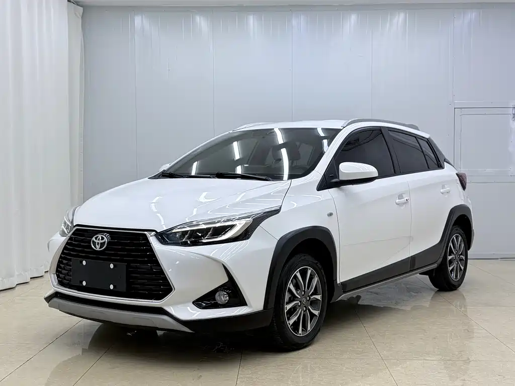 Toyota Yaris L 2022 — фото 1