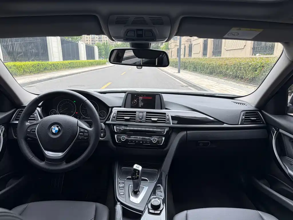 BMW 3 Series 2017 — фото 12