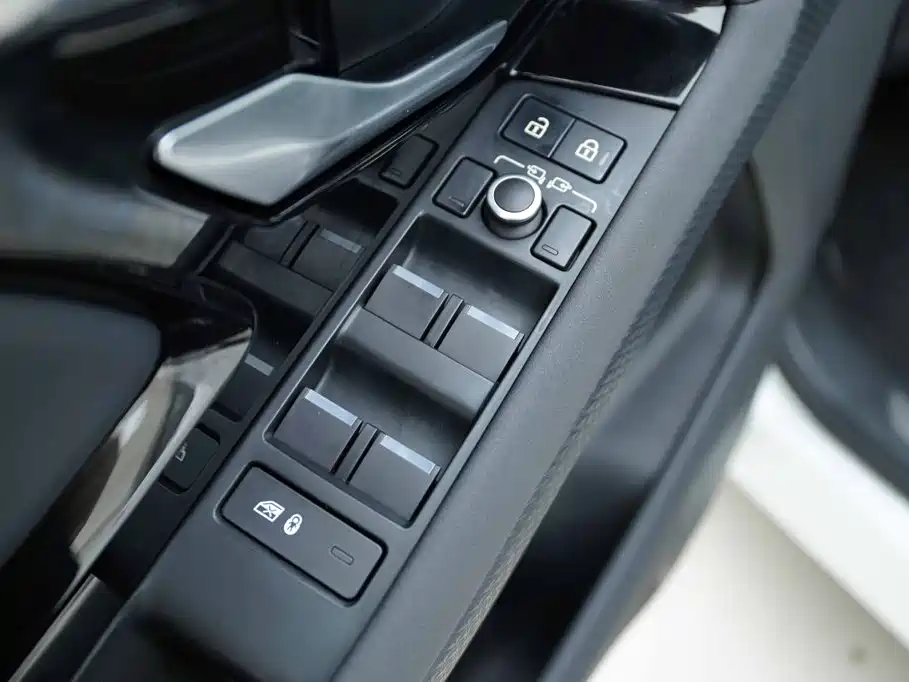Land Rover Range Rover Evoque 2023 — фото 11