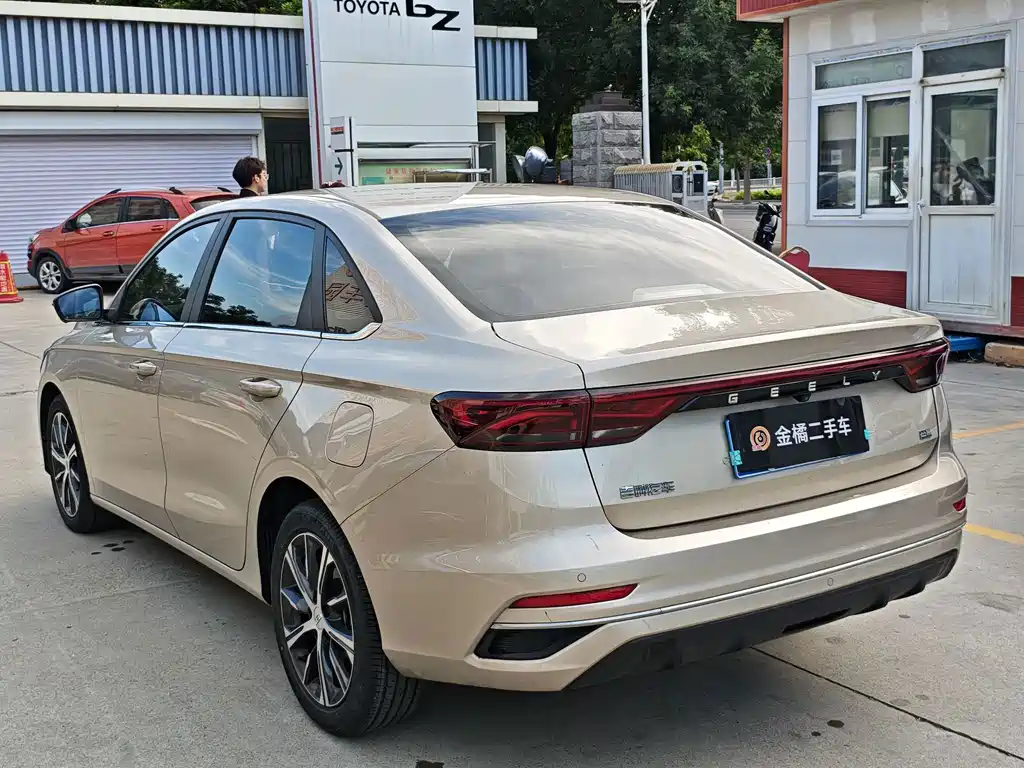 Geely Emgrand 2022