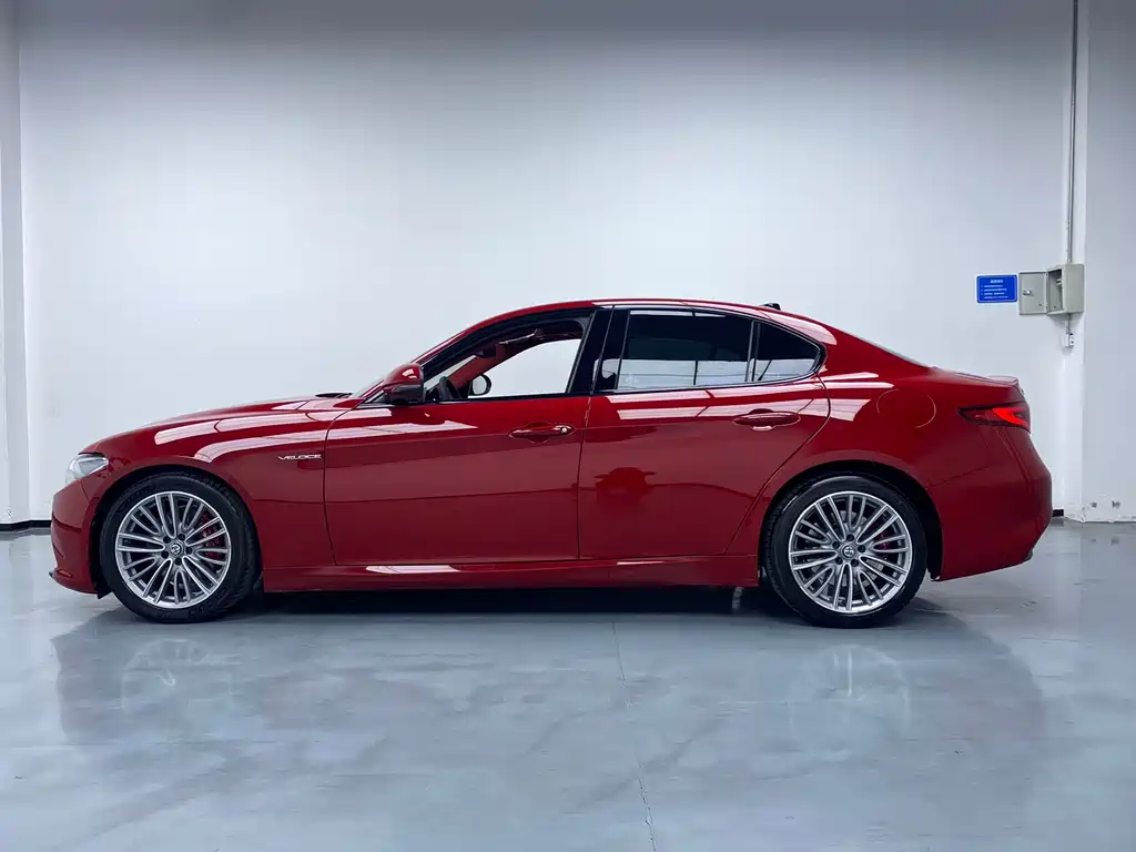 Alfa Romeo Giulia 2018 — фото 8