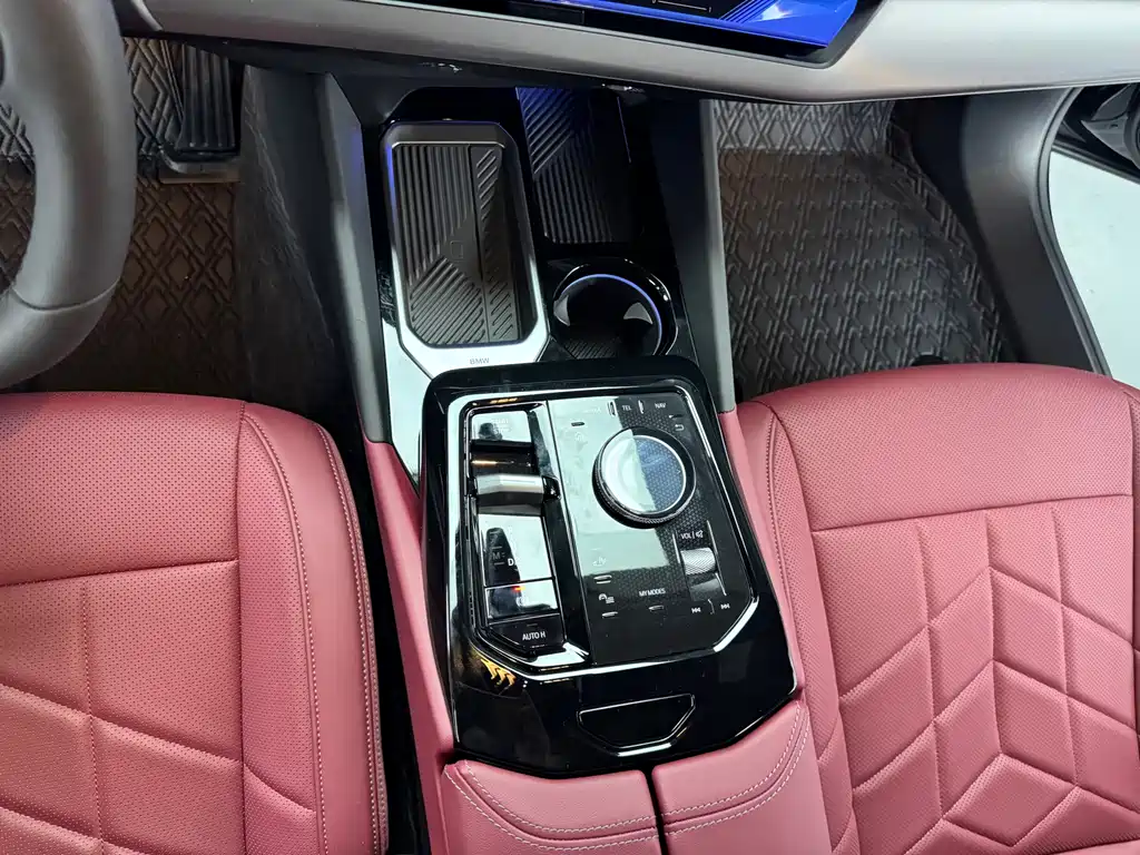 BMW 5 Series 2025 — фото 11