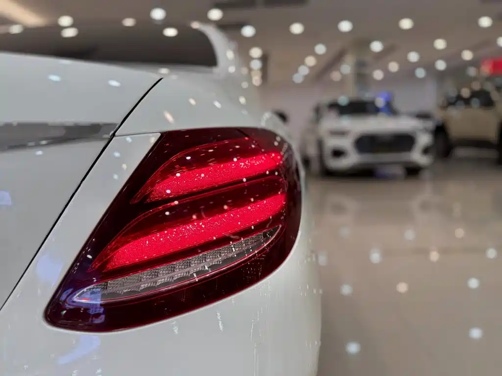 Mercedes-Benz E-Class 2018 — фото 16