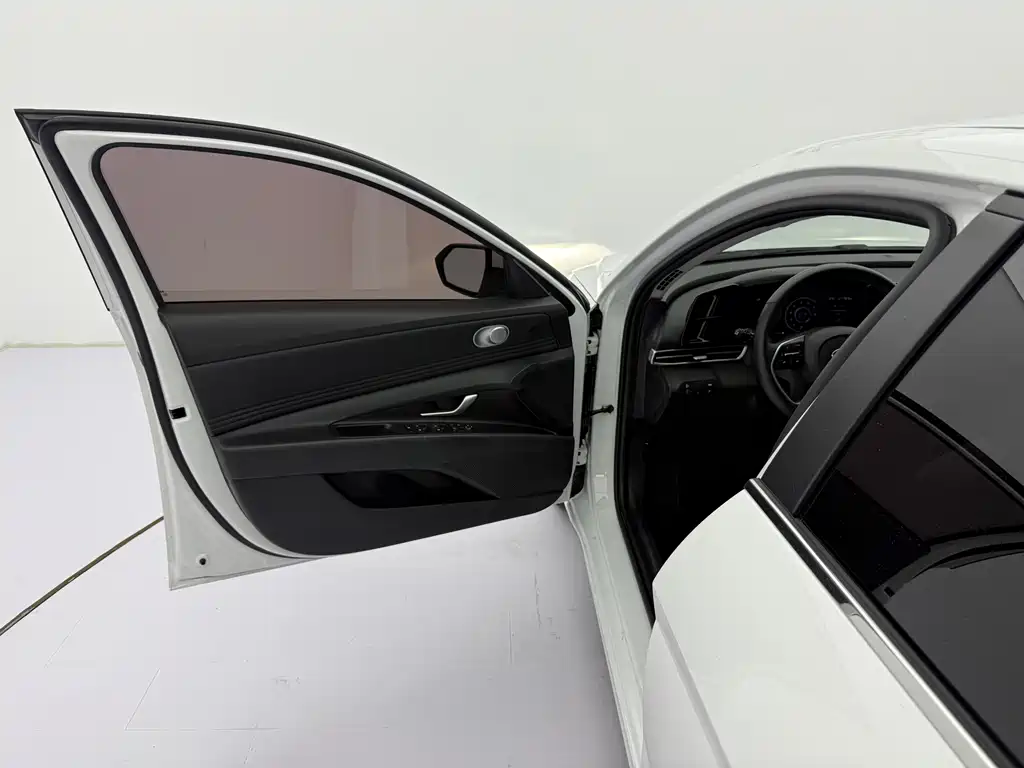 Hyundai Elantra 2023 — фото 23