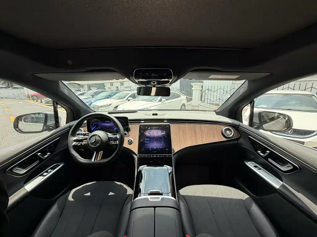 Mercedes-Benz EQE SUV 2023 — фото 17