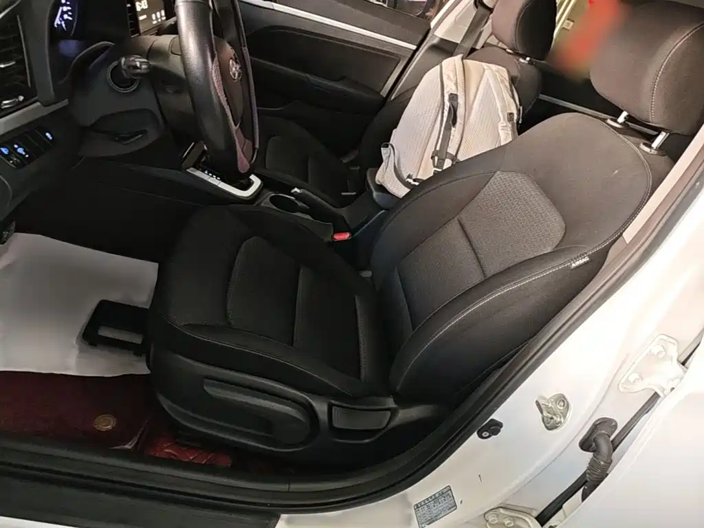 Hyundai Elantra 2017 — фото 11