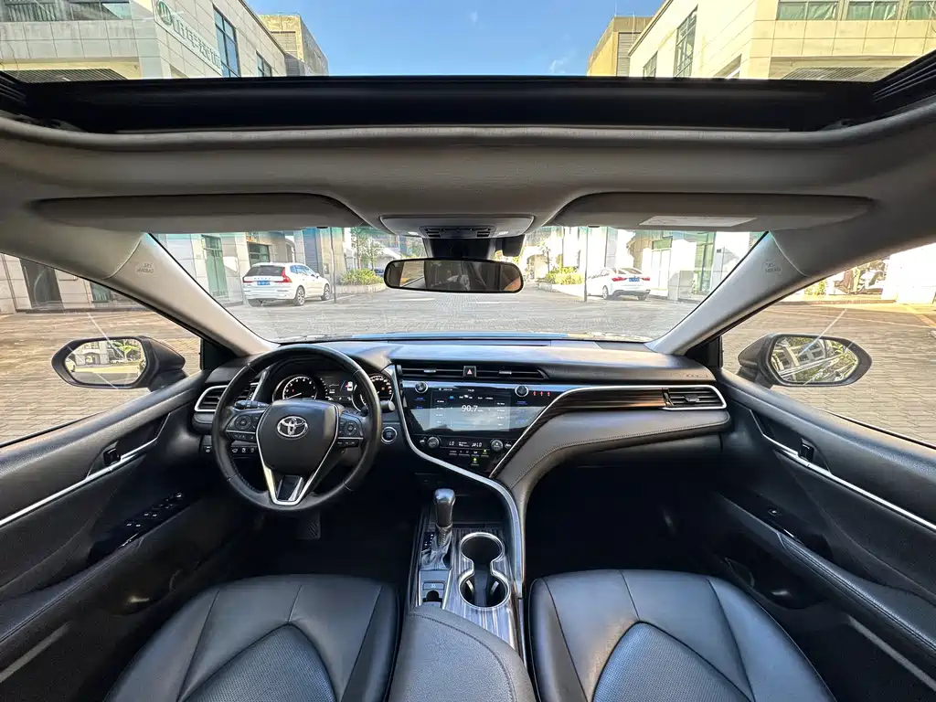 Toyota Camry 2019 — фото 6
