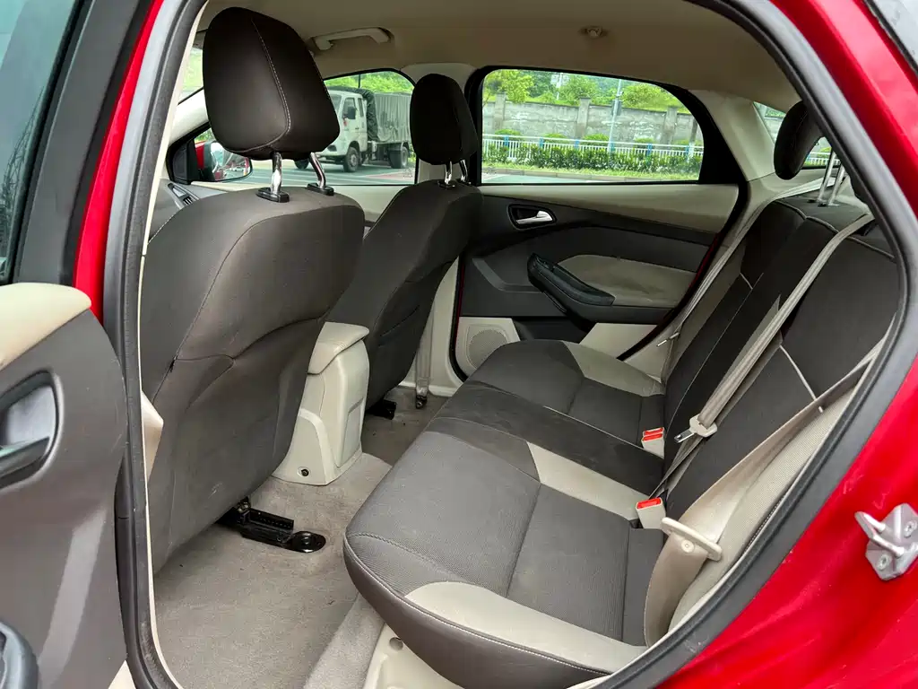 Ford Focus 2013 — фото 10