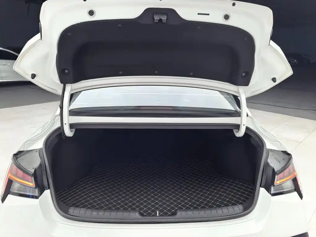Hyundai Elantra 2023 — фото 11