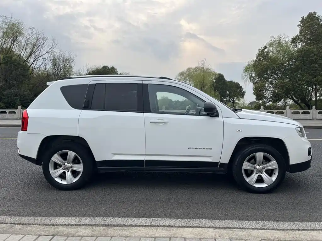 Jeep Compass 2012 — фото 4