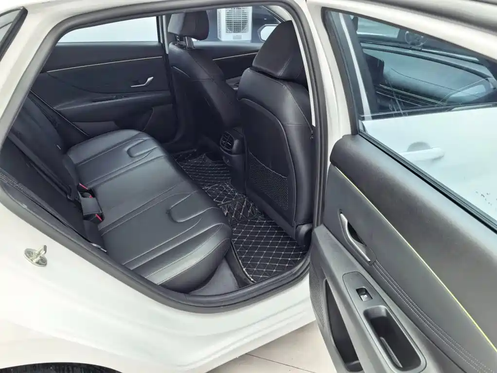 Hyundai Elantra 2023 — фото 12