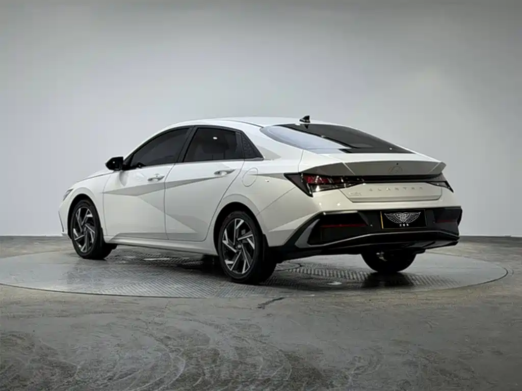 Hyundai Elantra 2025 — фото 3