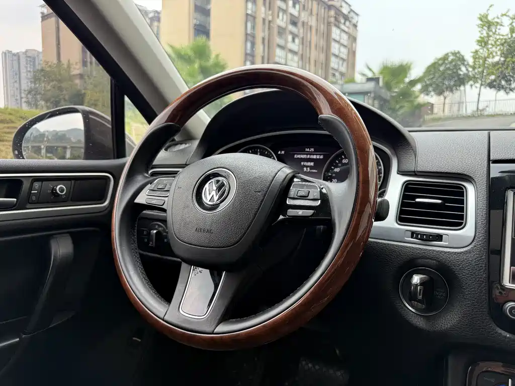 Volkswagen Touareg 2013 — фото 10