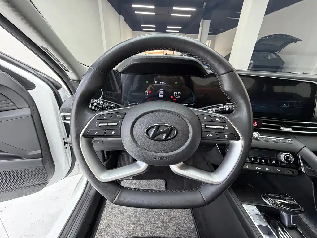 Hyundai Elantra 2023 — фото 10