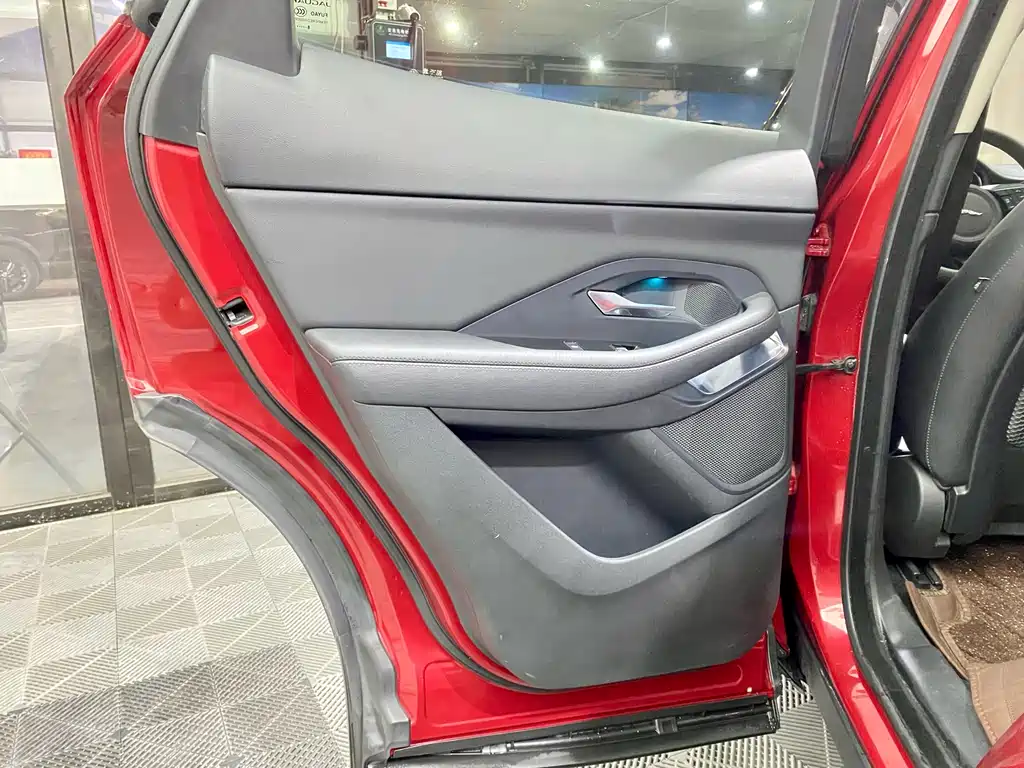 Jaguar E-PACE 2019 — фото 13