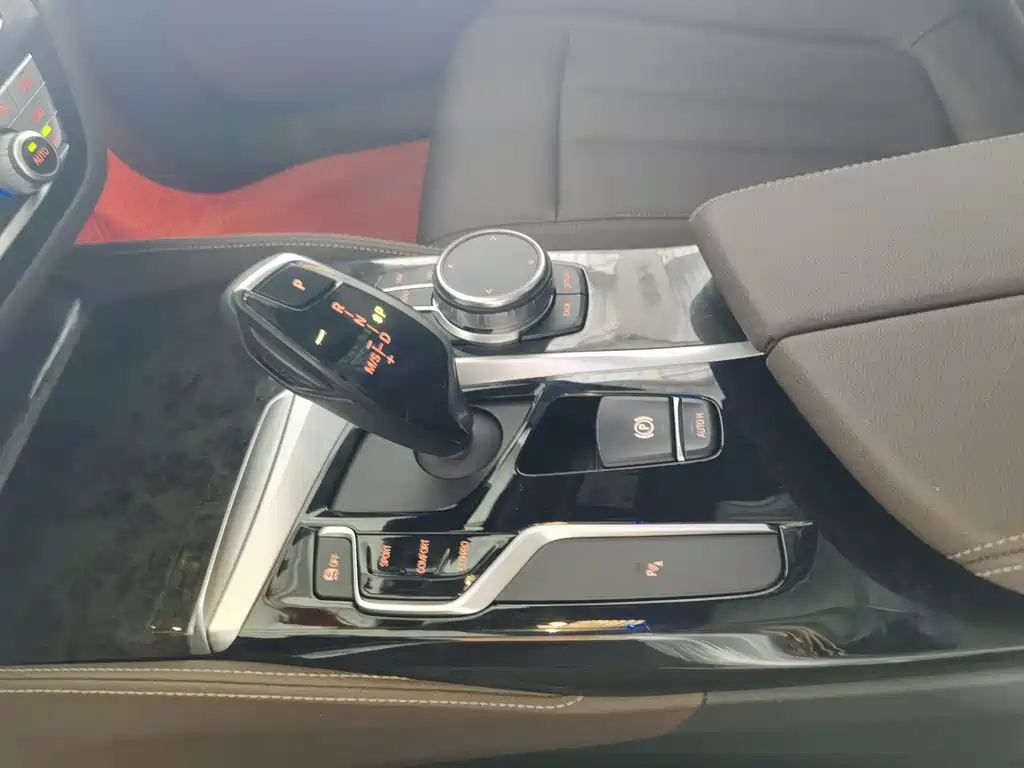 BMW 5 Series 2019 — фото 11