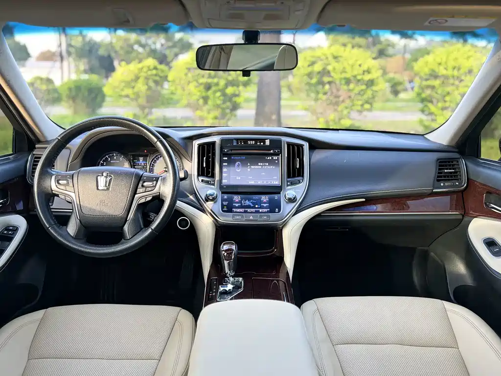 Toyota Crown 2018 — фото 16