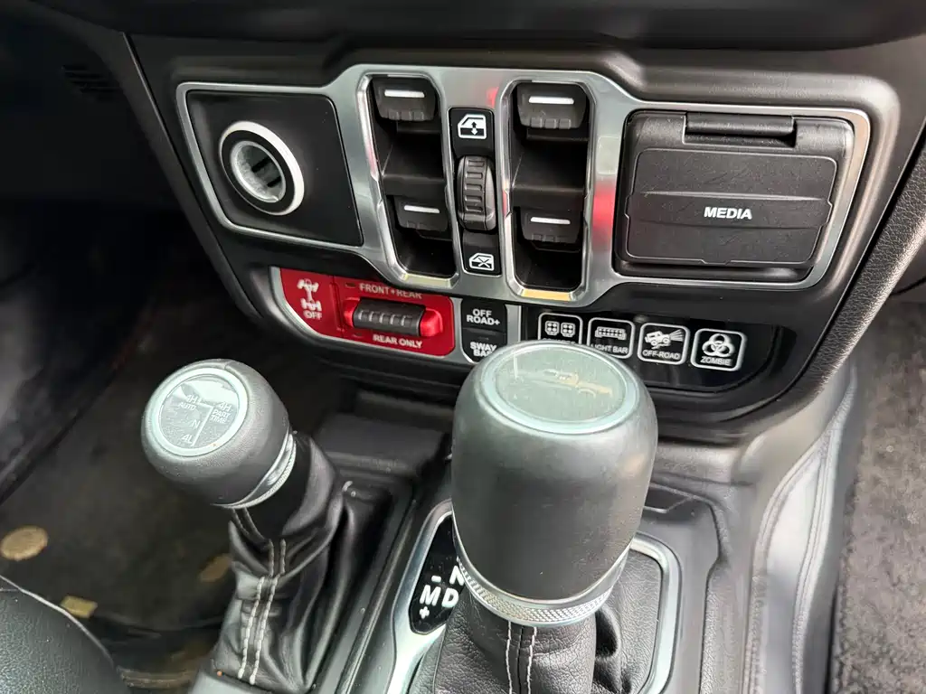 Jeep Gladiator 2023 — фото 12