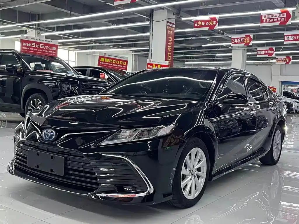 Toyota Camry 2023 — фото 1