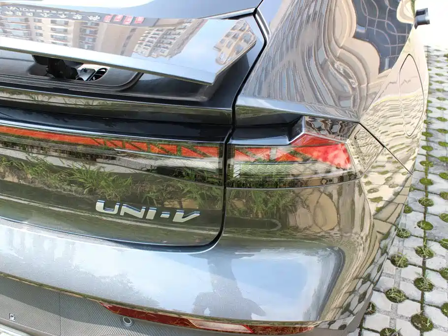 Changan UNI-V Smart Electric Idd 2025 — фото 8