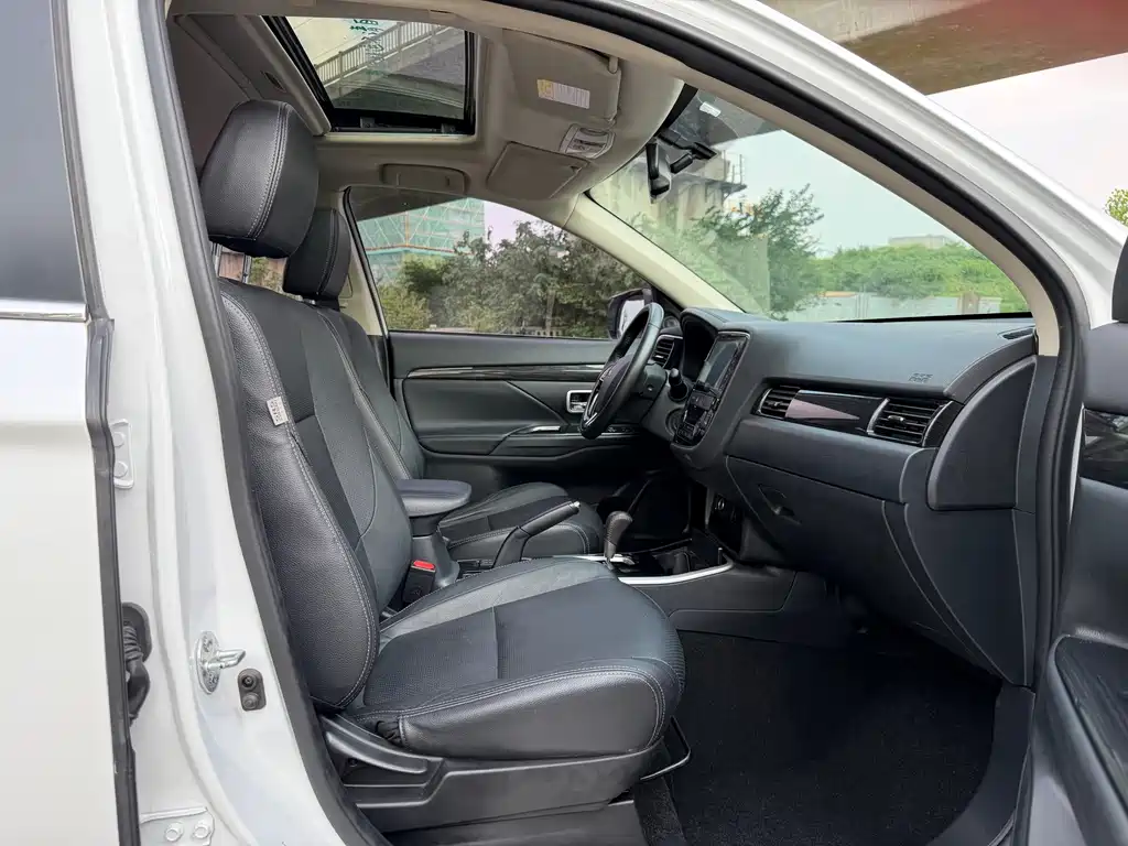 Mitsubishi Outlander 2018 — фото 12