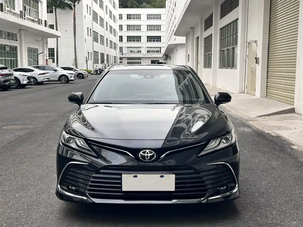 Toyota Camry 2023 — фото 2